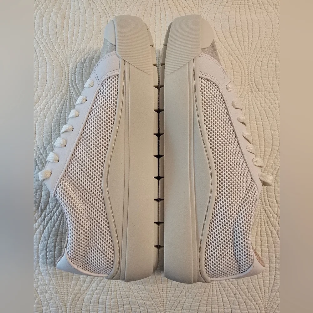 NIB Dr. Scholls Ladies Time Off Ladies Sneaker, Off White/Gold, SIZE 7.5